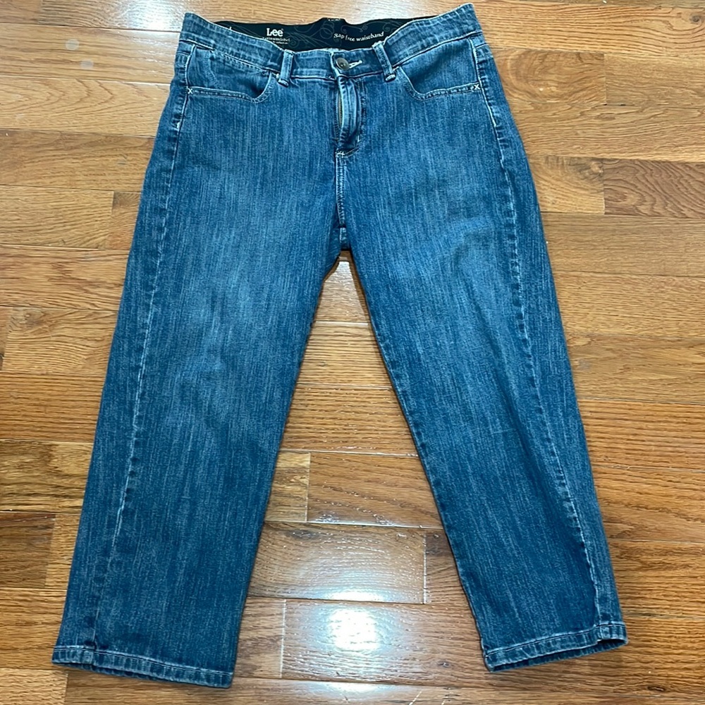 Capri jeans.  Cute pockets.  No gapping